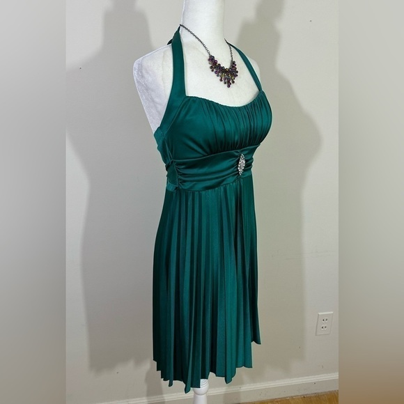 Speechless sz sm dressy dress in emerald faux decorative pin accent. - Picture 7 of 15